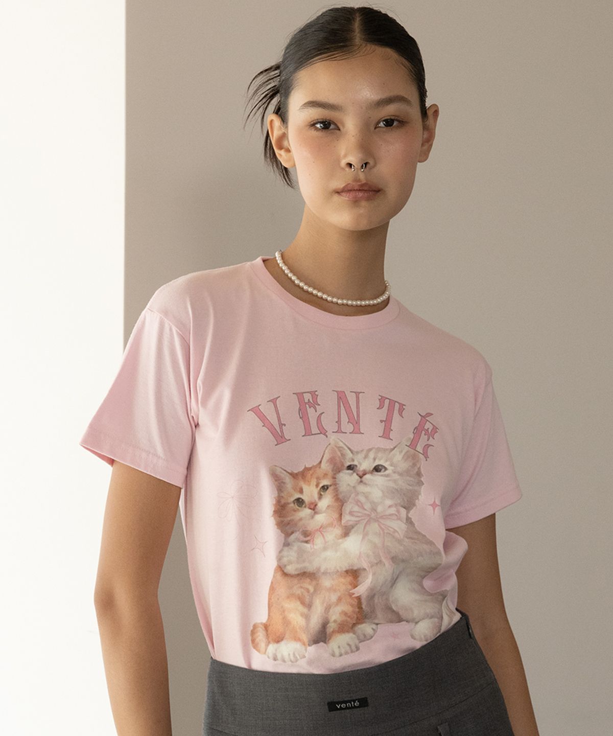 방떼(VENTE) 허깅 키튼 위드 방떼 로고 티 2컬러
