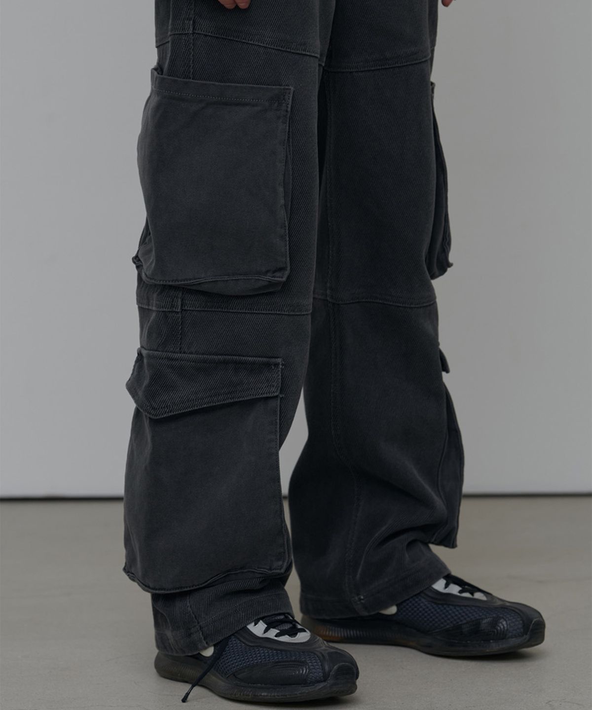 애니타임로릭(ANYTIME LOREAK) CAMELLIA BIG CARGO PANTS-CHARCOAL
