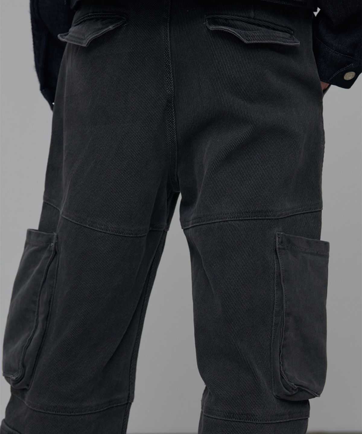애니타임로릭(ANYTIME LOREAK) CAMELLIA BIG CARGO PANTS-CHARCOAL