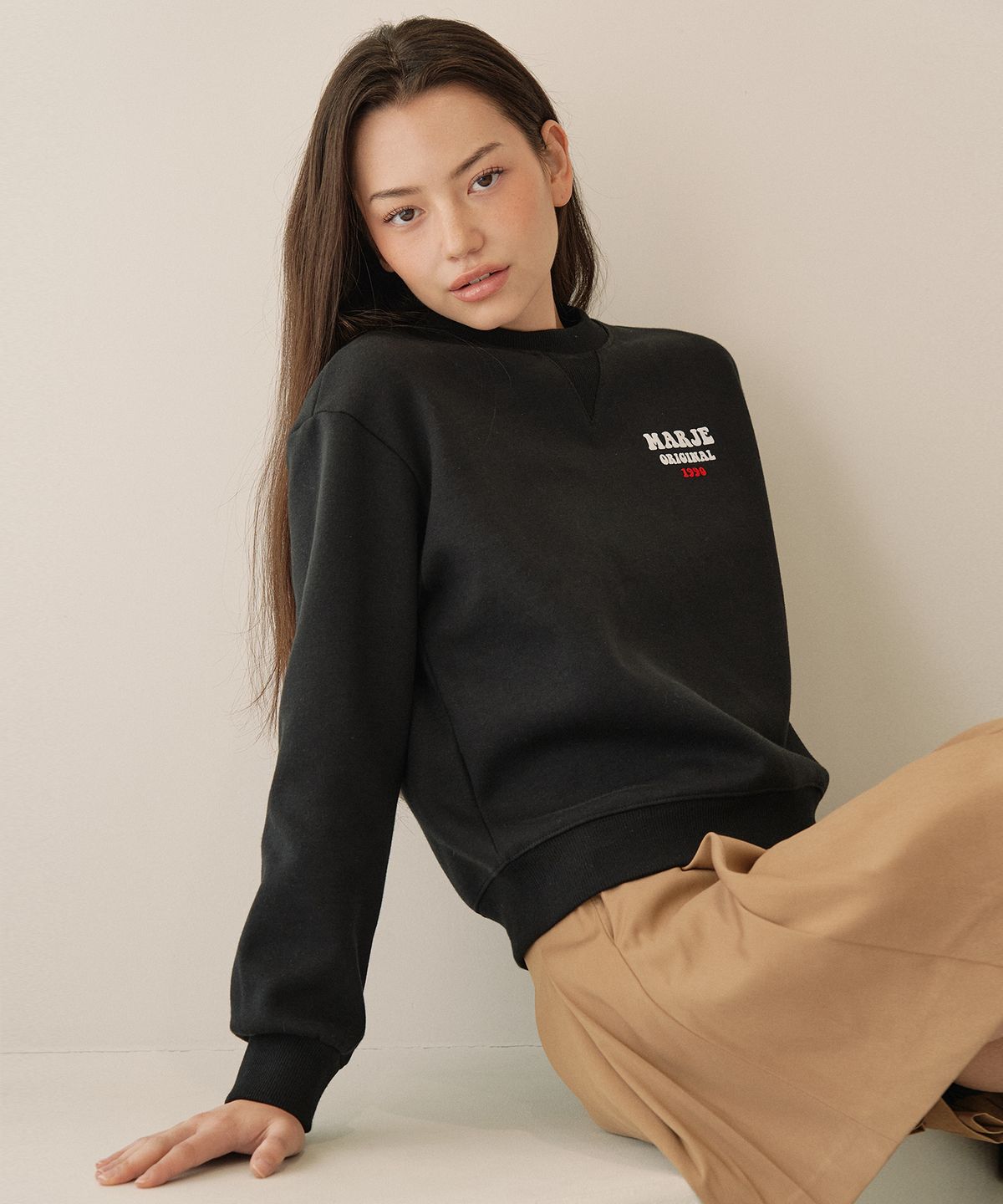 마르제(MARJE) 후로킹 로고 맨투맨 블랙