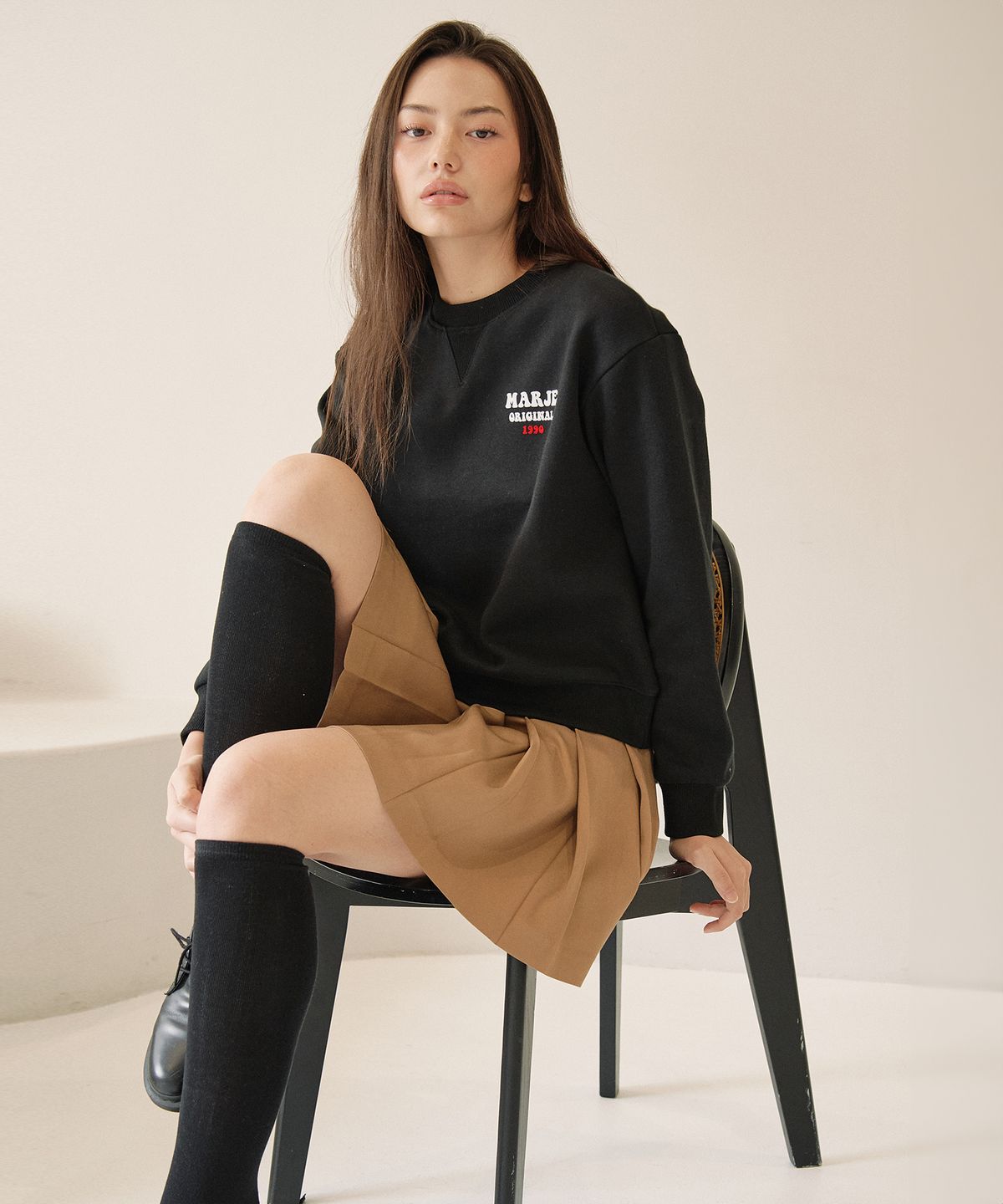 마르제(MARJE) 후로킹 로고 맨투맨 블랙