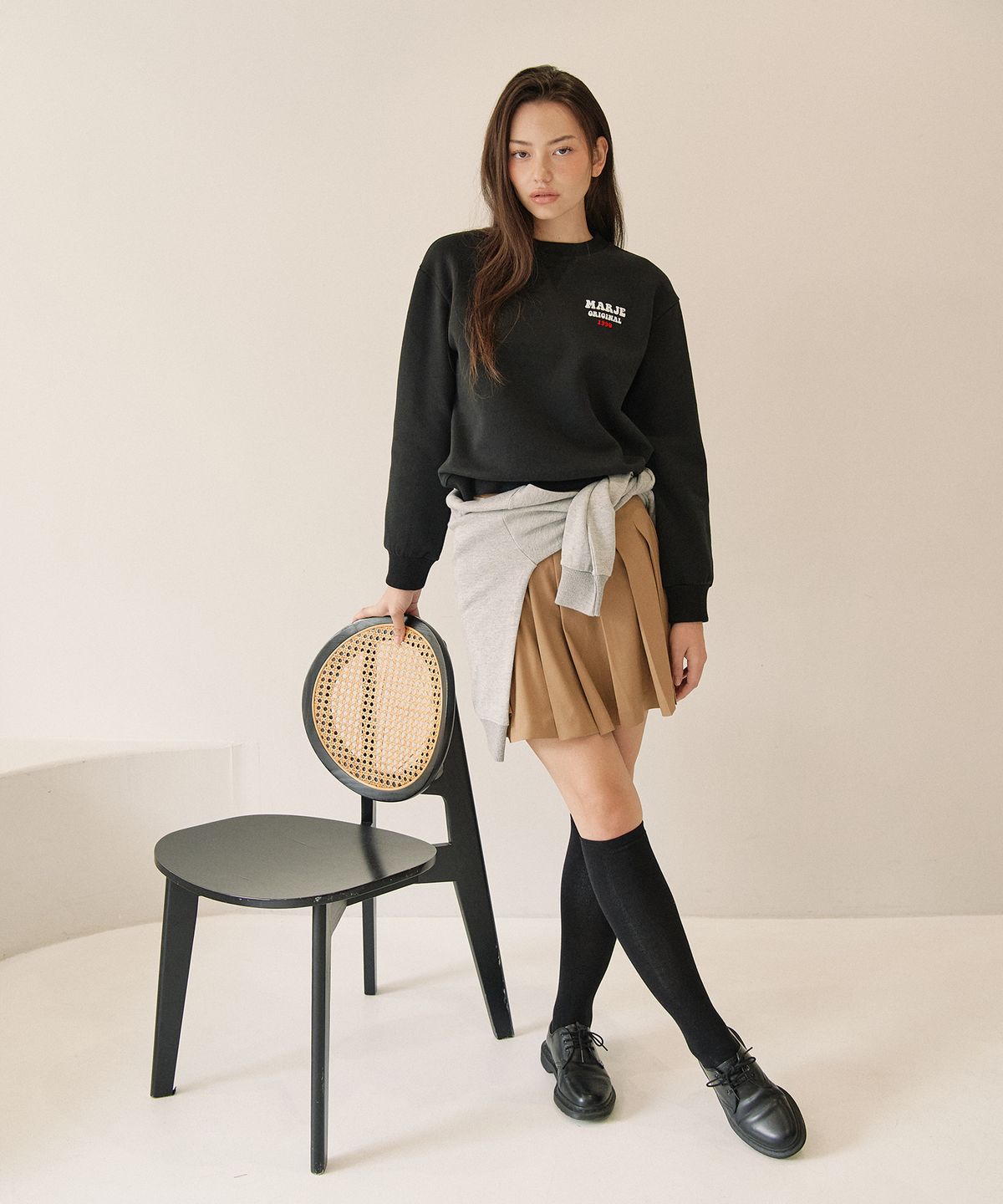 마르제(MARJE) 후로킹 로고 맨투맨 블랙