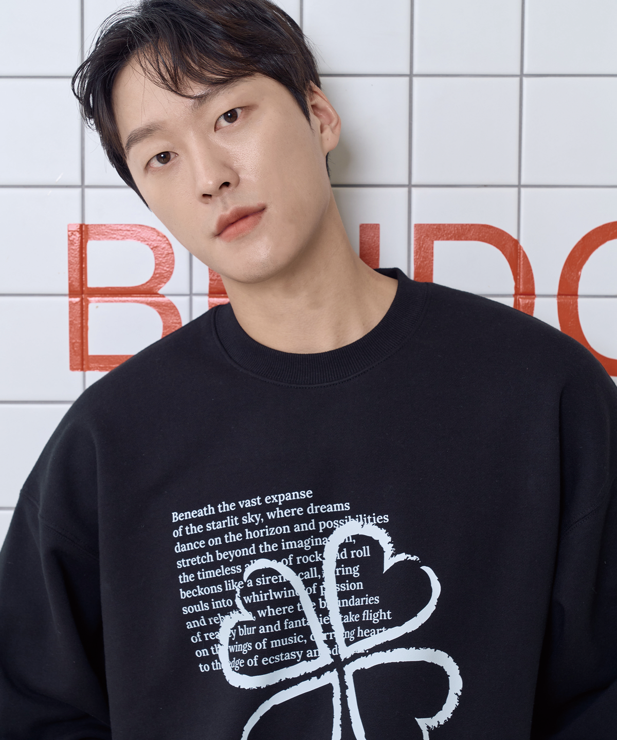 와일드락(WILDROCK) 네잎클로버 레터링 맨투맨_블랙