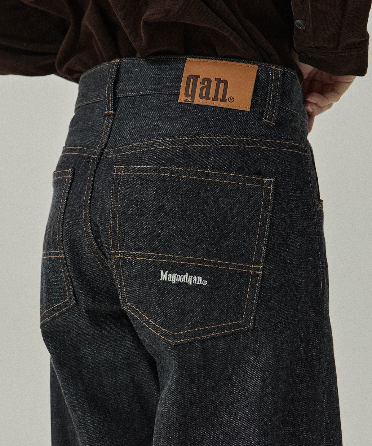맥우드건(MAGOODGAN) 크리서트 7513 버튼플라이 스트레이트핏 셀비지 로우 데님팬츠