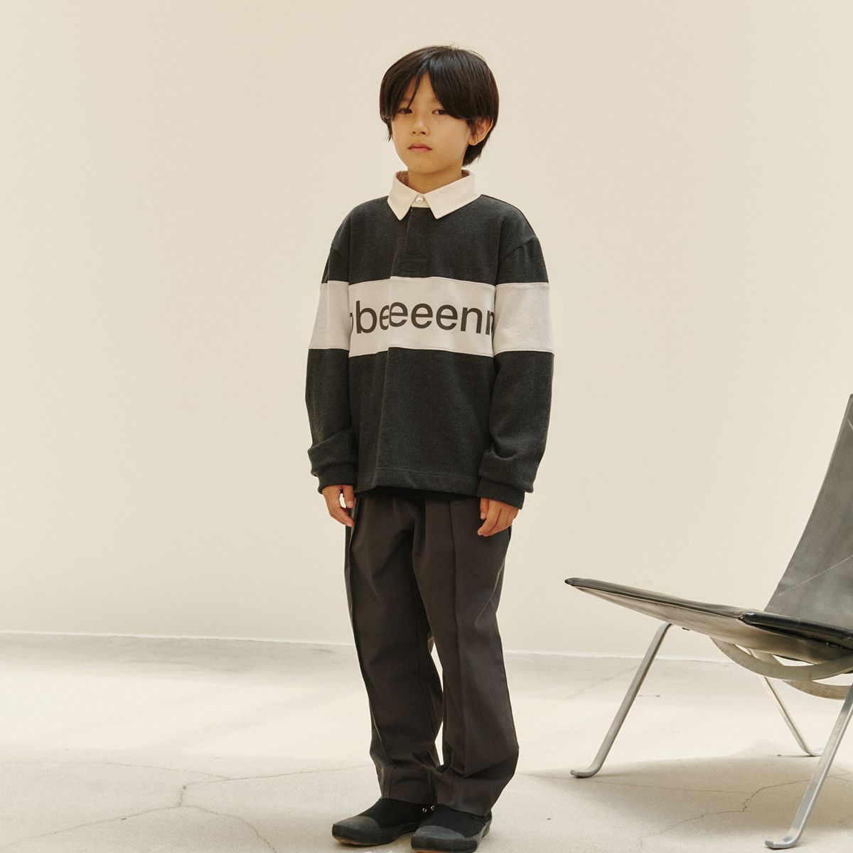 벤(BBEEEENN) 로고 럭비 셔츠_차콜