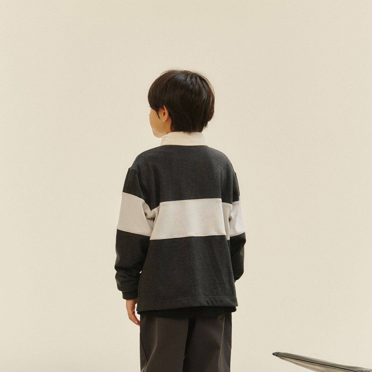 벤(BBEEEENN) 로고 럭비 셔츠_차콜