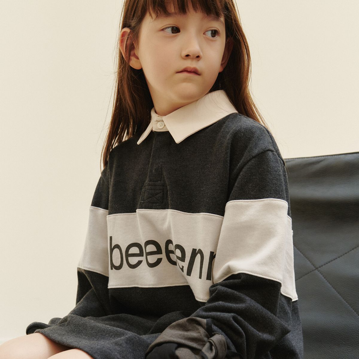 벤(BBEEEENN) 로고 럭비 셔츠 드레스_차콜