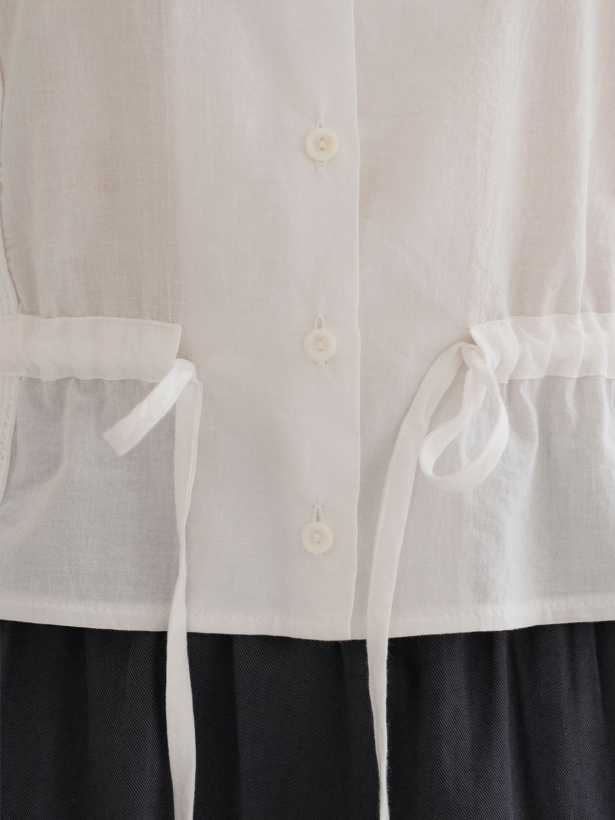 더미튼(THEMITTEN) Salt string blouse (white)