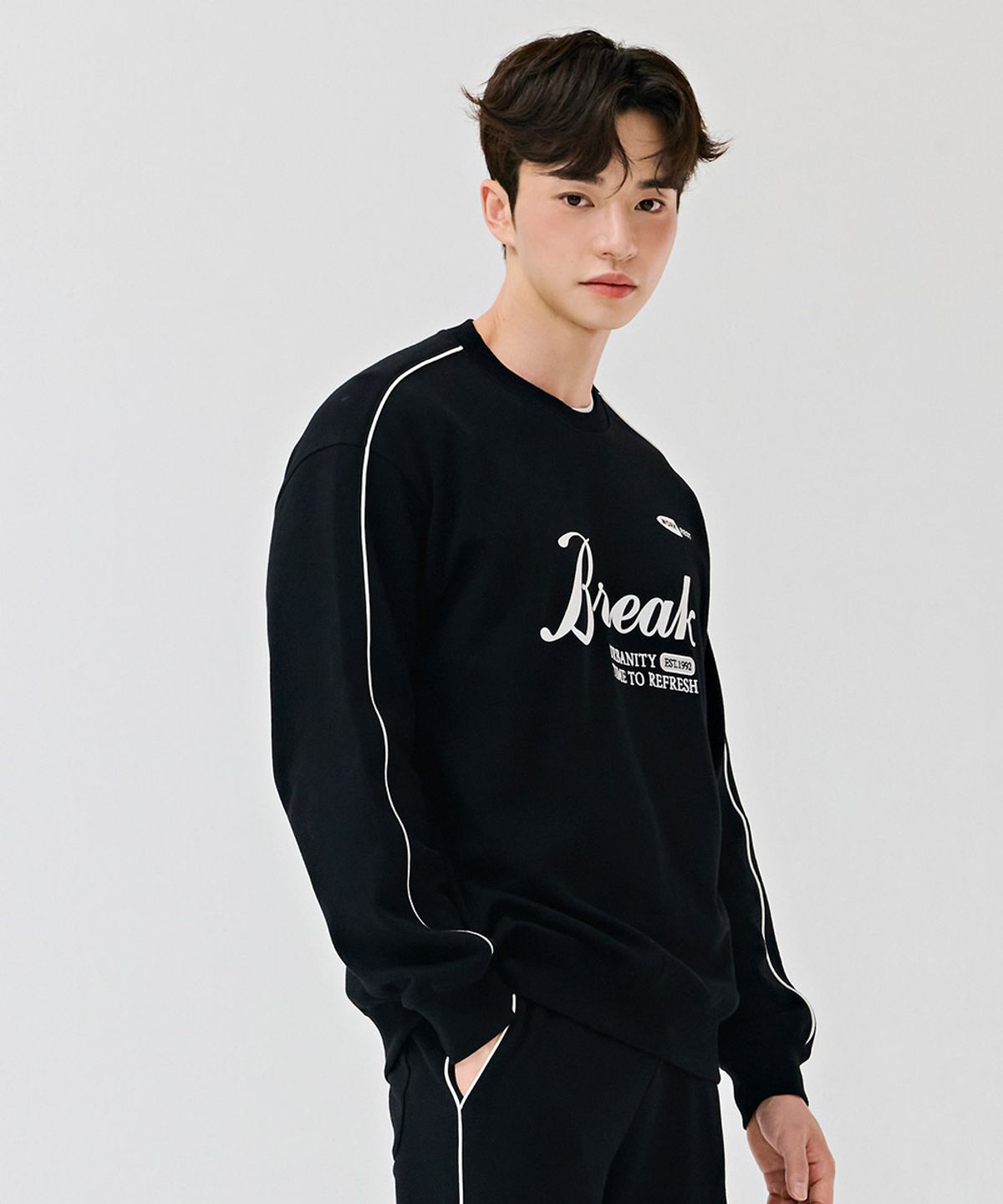 체이스컬트(CHASECULT) 남성 파이핑 맨투맨 티셔츠-블랙