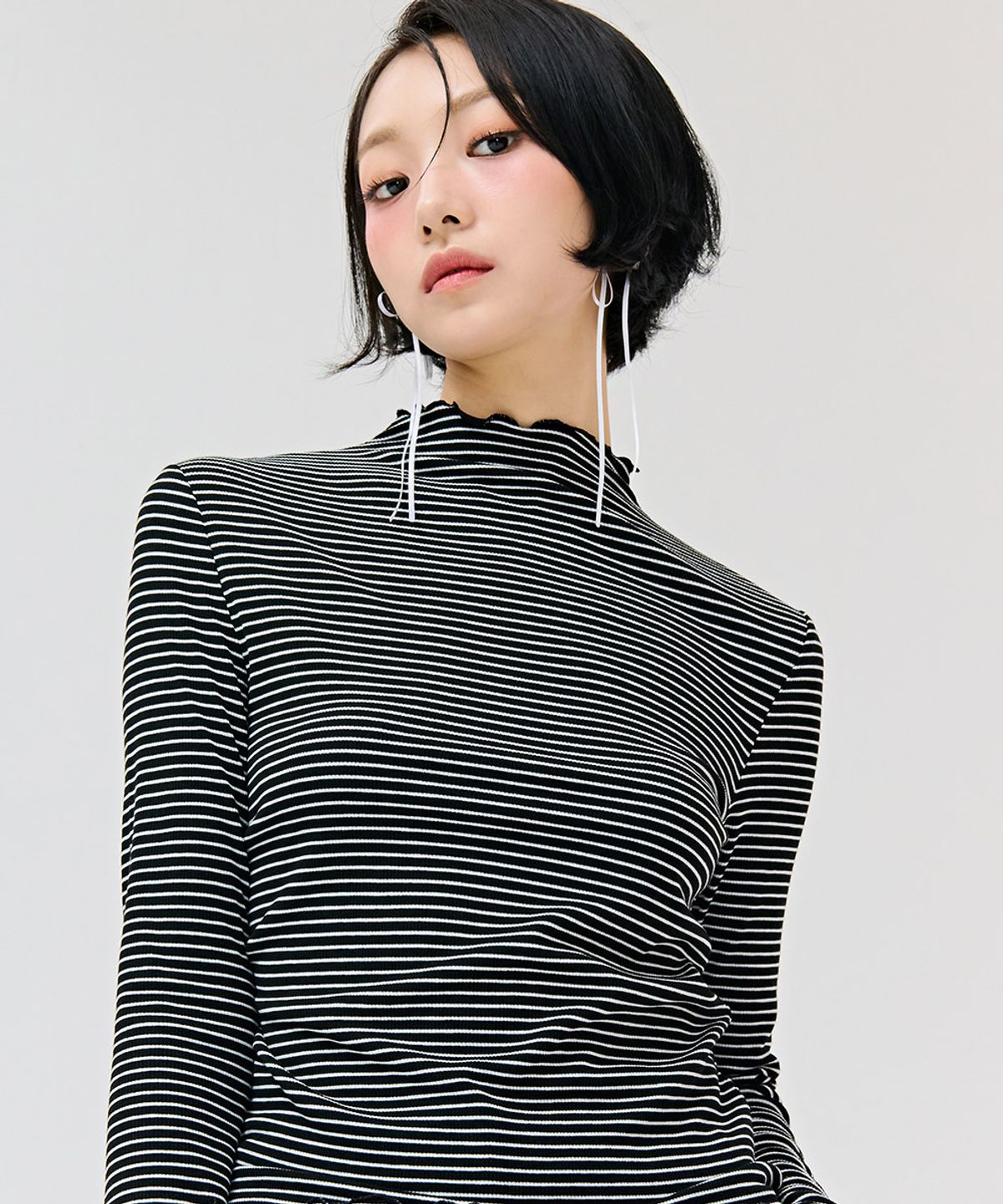 체이스컬트(CHASECULT) 여성 스트라이프 터틀넥 티셔츠-블랙