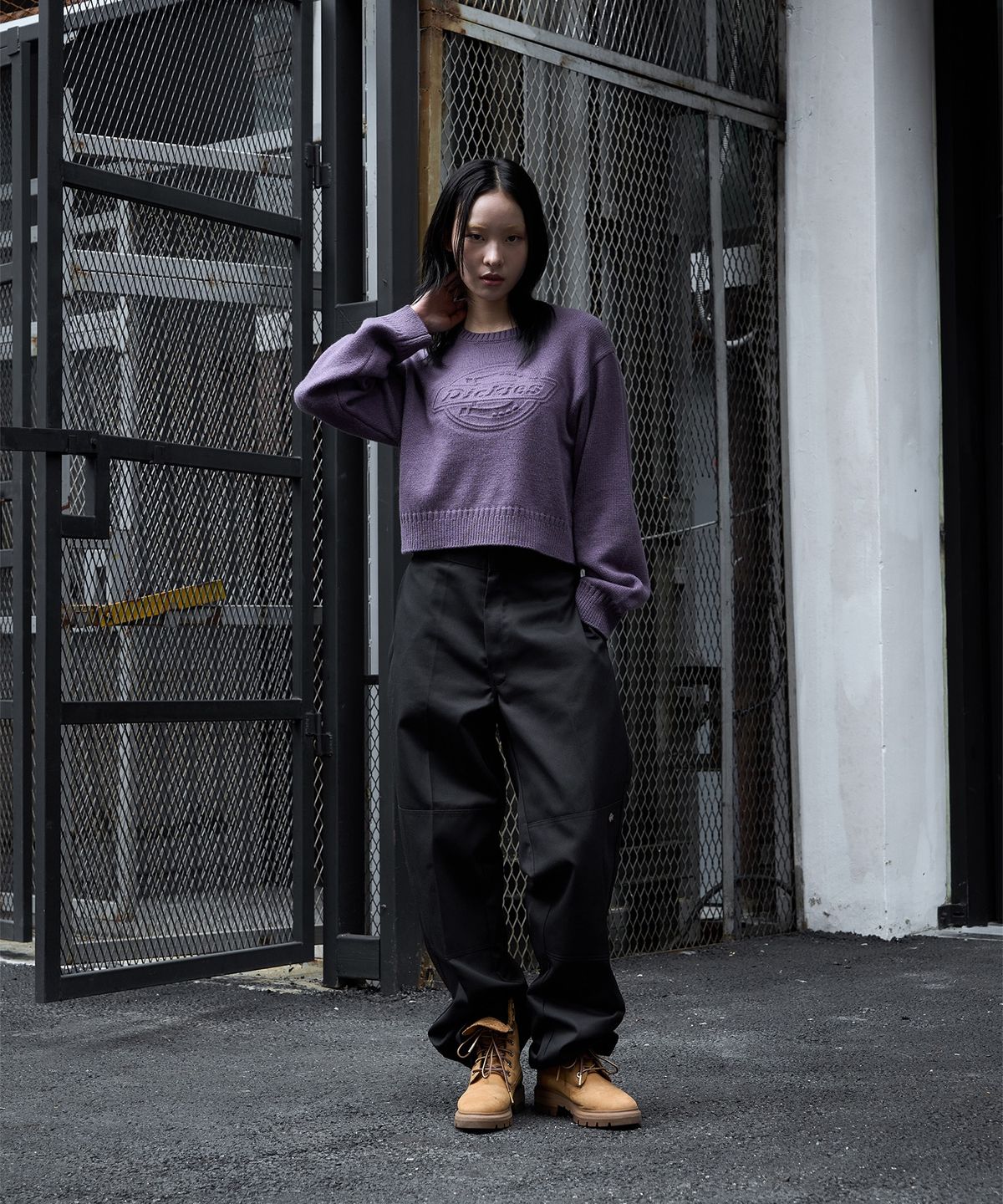 디키즈(DICKIES) 엠보스드 로고 풀오버 크롭 니트 Purple