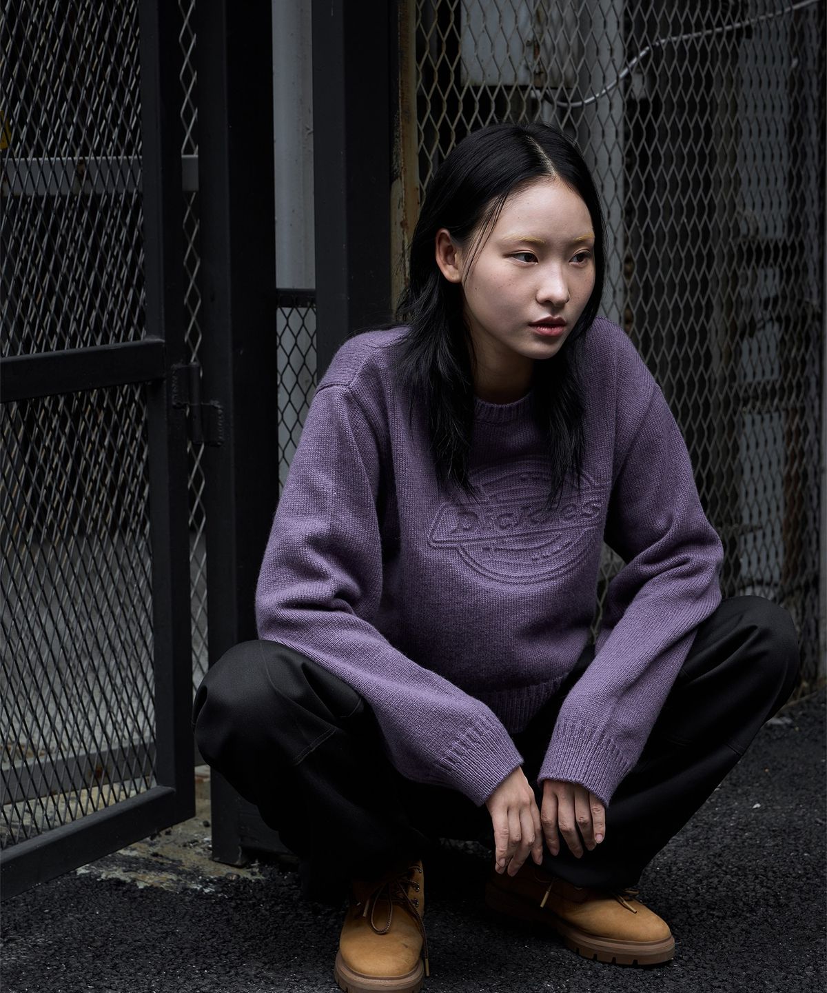 디키즈(DICKIES) 엠보스드 로고 풀오버 크롭 니트 Purple