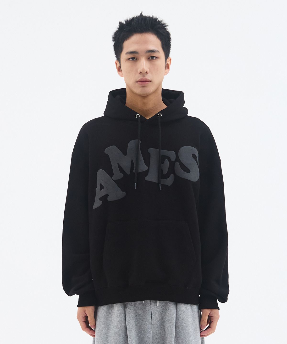 아메스 월드와이드(AMES-WORLDWIDE) BIG TYPO HOODIE BLACK