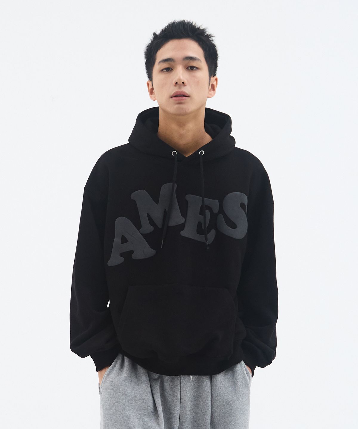 아메스 월드와이드(AMES-WORLDWIDE) BIG TYPO HOODIE BLACK