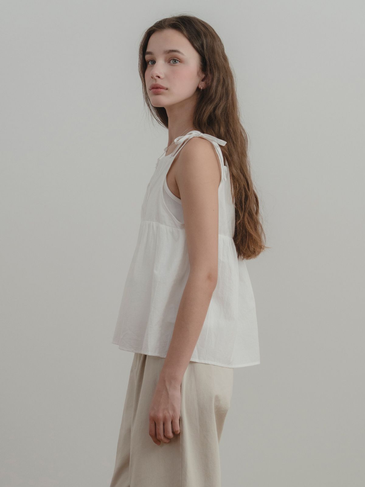 더미튼(THEMITTEN) Cottage strap blouse (white)