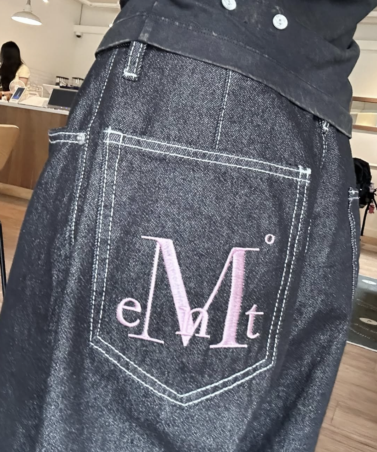 무센트(MUCENT) 맥시 백 포켓 빅 로고 데님 남녀공용 (2컬러)