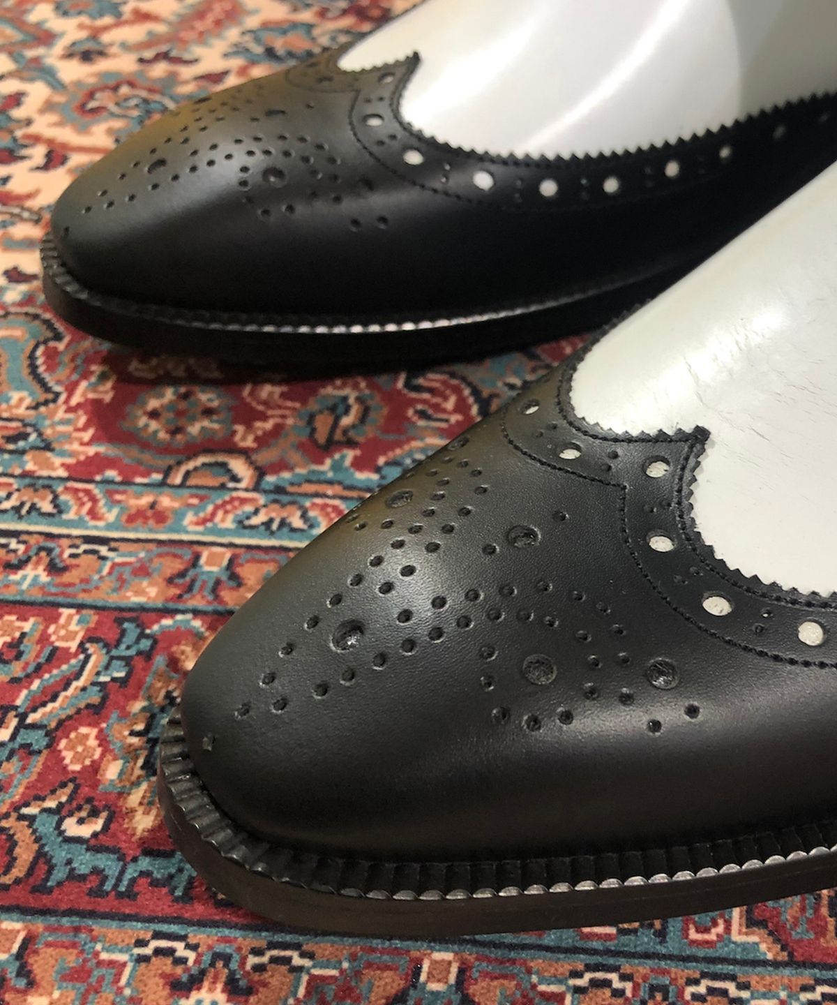 조앤슈(JOENSHOE) 릴 윙팁 콤비 첼시부츠 블랙화이트