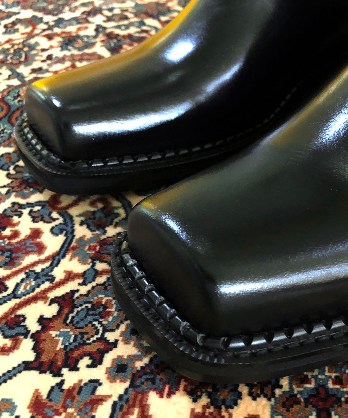 조앤슈(JOENSHOE) 클라이네 스퀘어 사이드지퍼 부츠 블랙