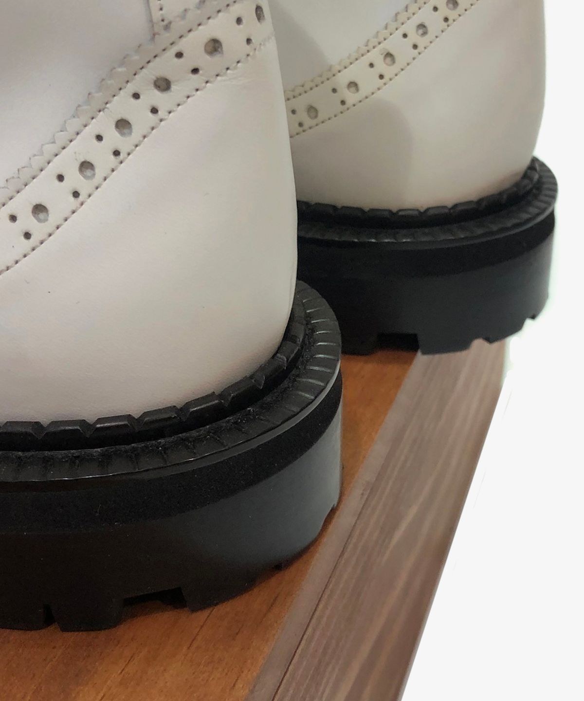 조앤슈(JOENSHOE) 윙팁 스퀘어 워커부츠 화이트