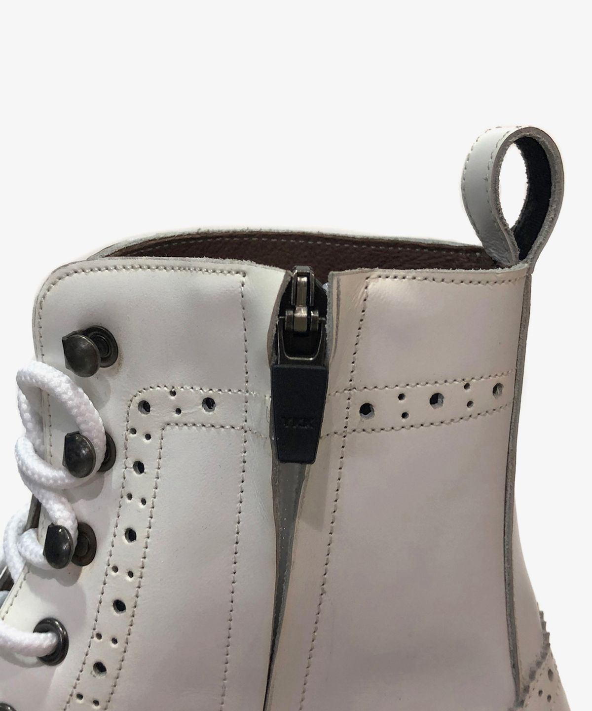 조앤슈(JOENSHOE) 윙팁 스퀘어 워커부츠 화이트