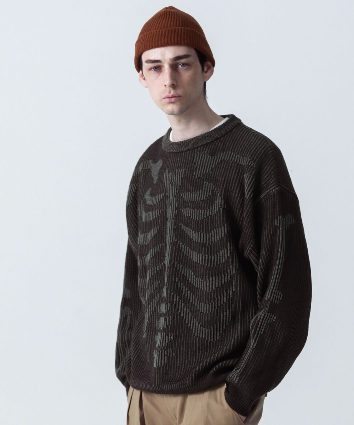 스테이지 네임(STAGE NAME) 투톤 스켈레톤 본즈 라운드넥 오버핏 니트_브라운