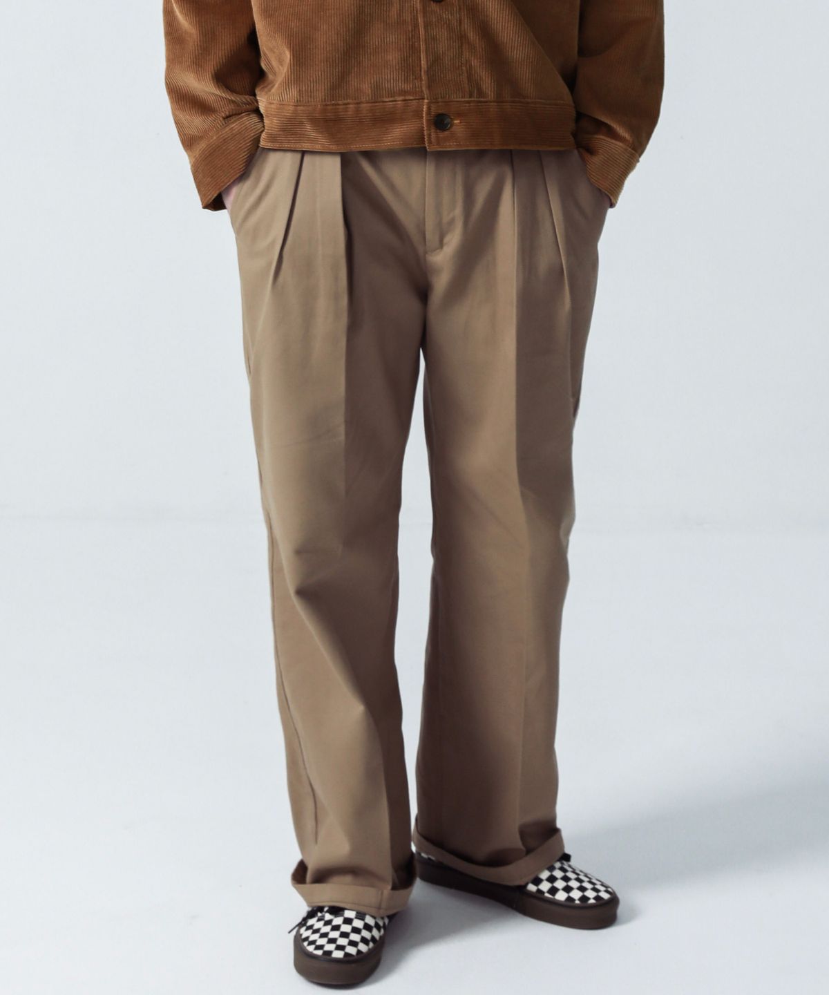 스테이지 네임(STAGE NAME) 리버스 투턱 밴딩 와이드 코튼 치노팬츠_모카베이지(카키베이지)