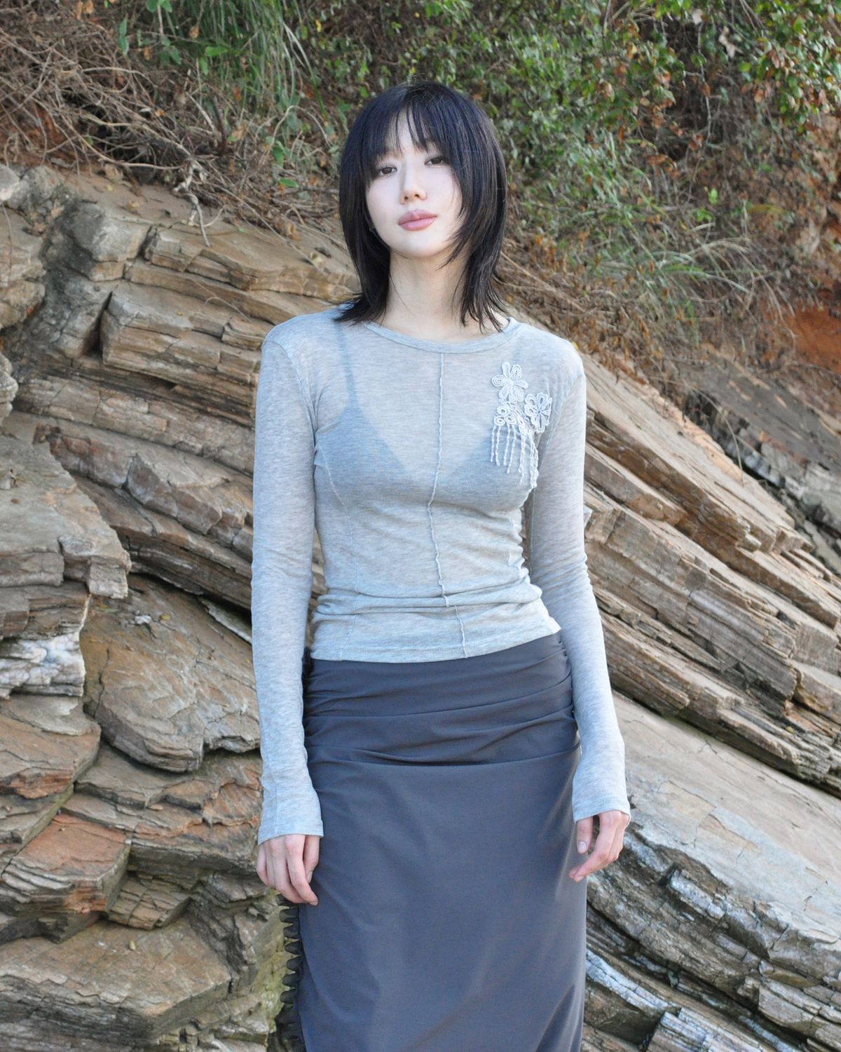 튜드(TUDE) 레이스 디테일 롱 슬리브 그레이