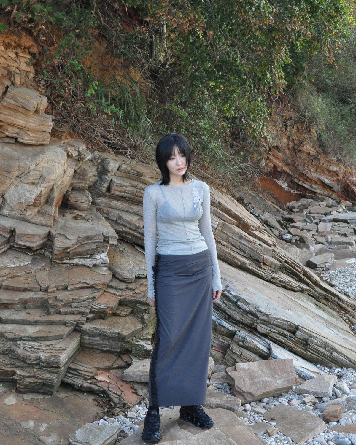 튜드(TUDE) 레이스 디테일 롱 슬리브 그레이
