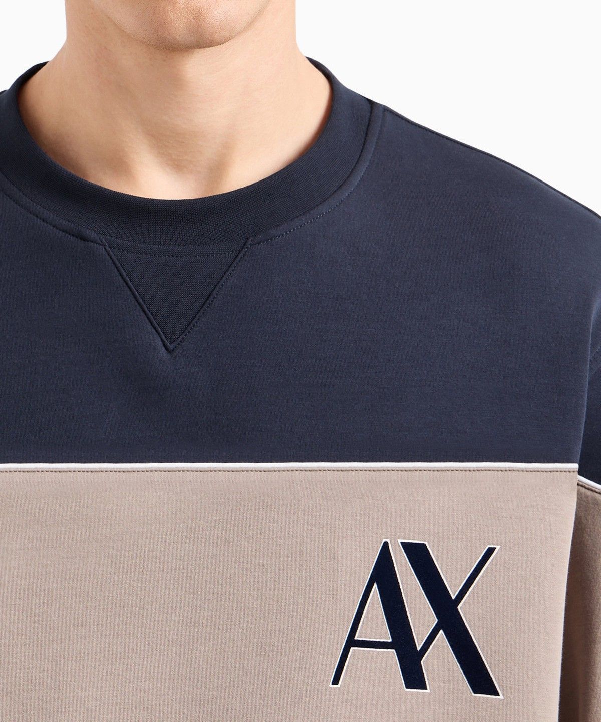 아르마니 익스체인지(ARMANI EXCHANGE) 남성 플록 로고 배색 크루넥 맨투맨_네이비 A414331019