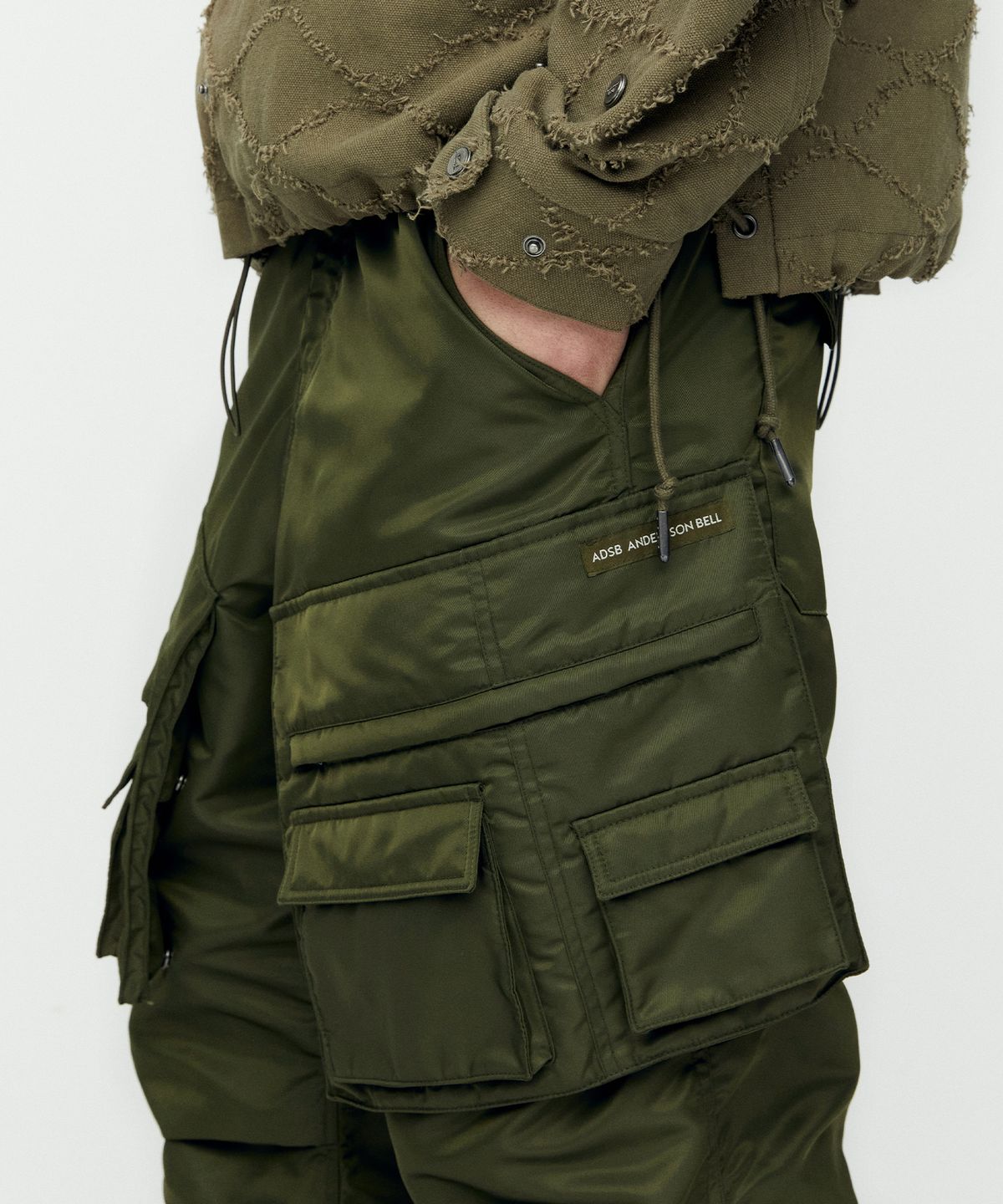 앤더슨벨(ADSB ANDERSSON BELL) 포켓 백 카고 팬츠 apa744m(KHAKI)