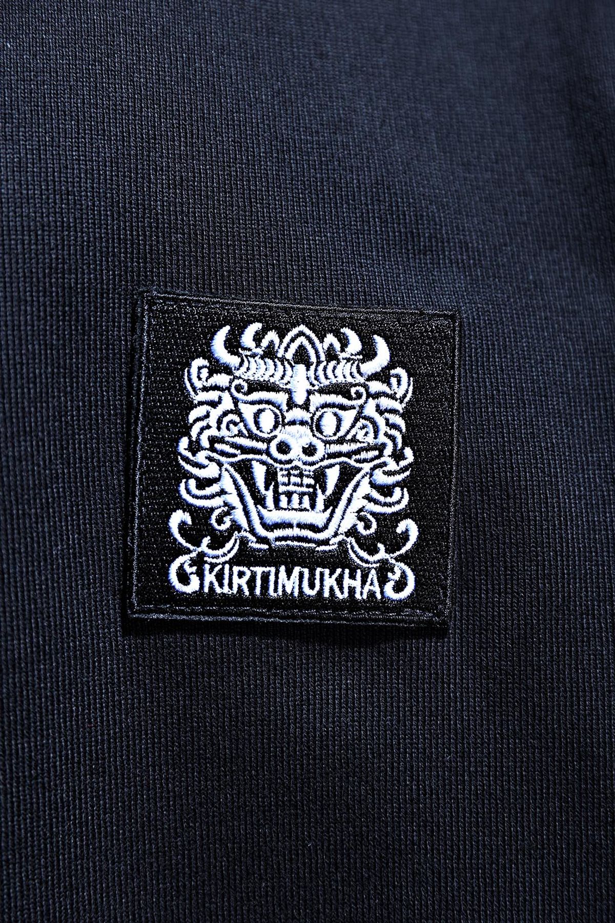 키르티무카(KIRTIMUKHA) 로고 패치 10XL 오버사이즈 티셔츠 블랙