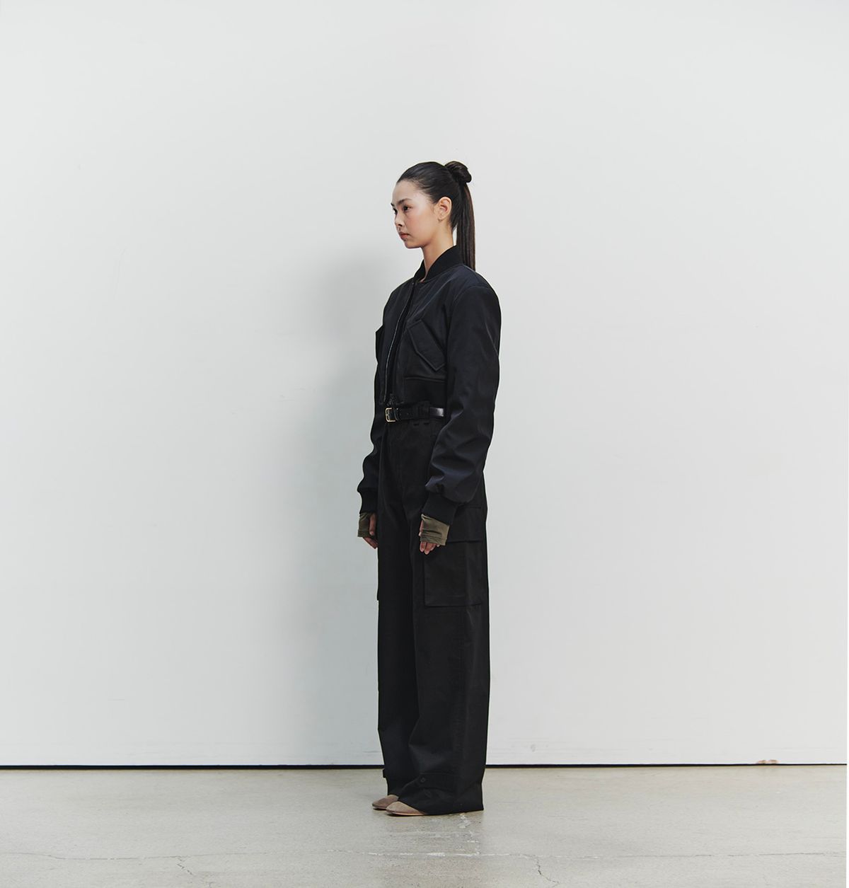 레주(LEJU) 드롭숄더 크롭 봄버 자켓 - 블랙