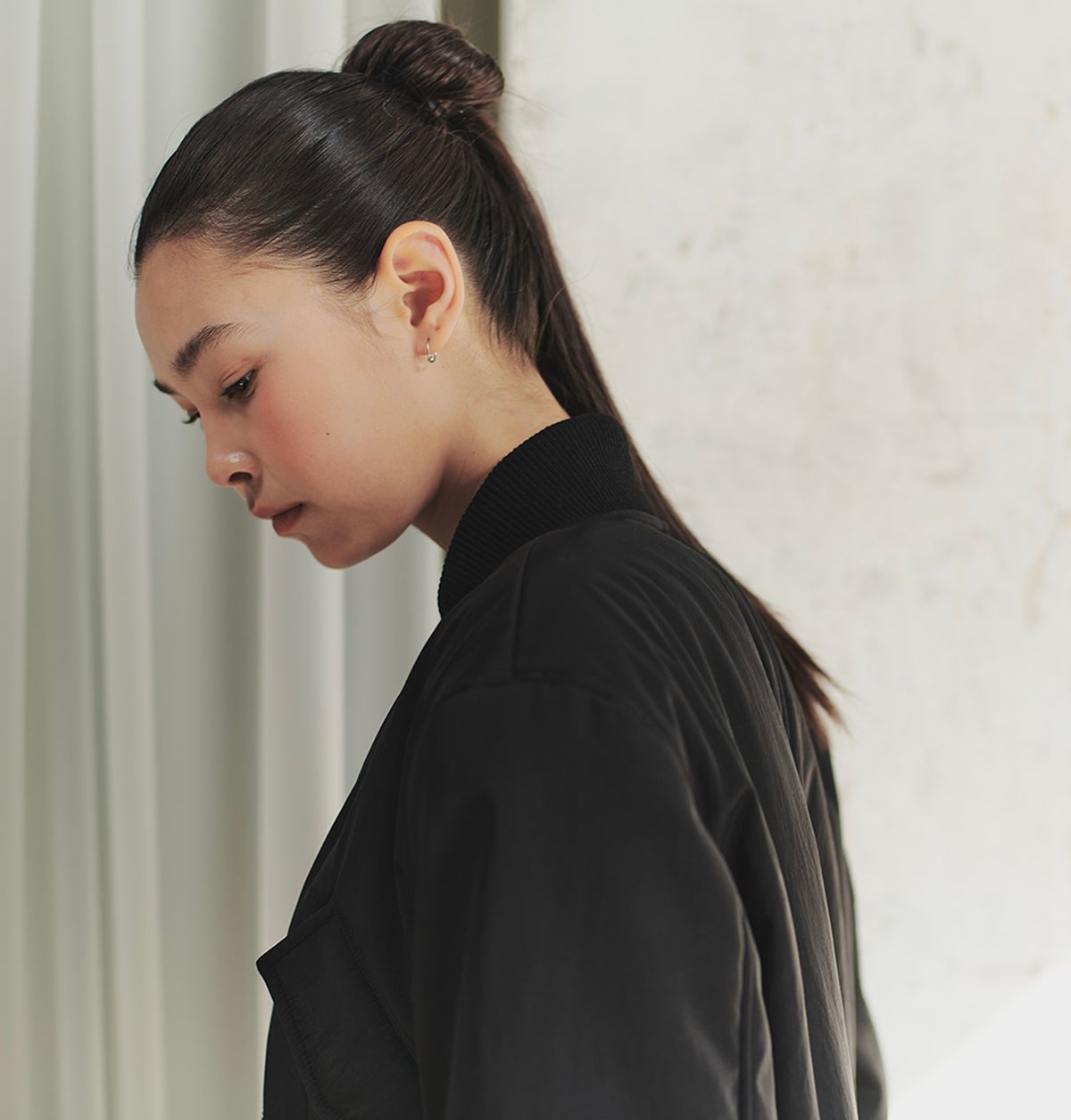 레주(LEJU) 드롭숄더 크롭 봄버 자켓 - 블랙