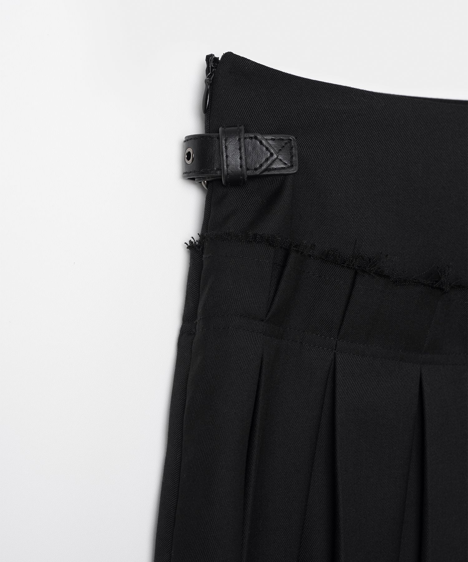MUSINSA | MILLO WOMEN Buckle Pleated Skirt [Black]