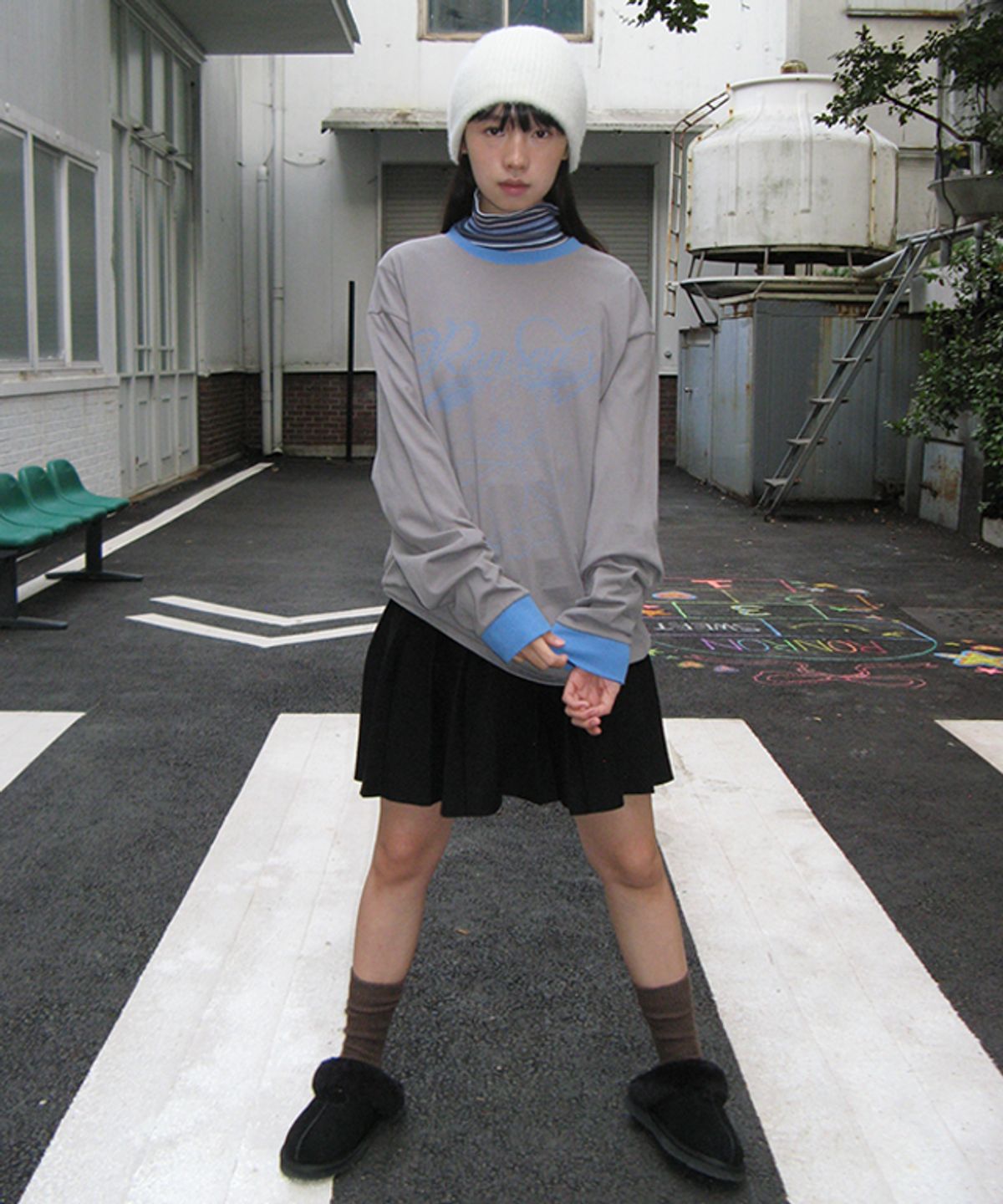 론론(RONRON) ALPHABET SKETCH CAT RINGER LONG SLEEVE CHARCOAL BLUE