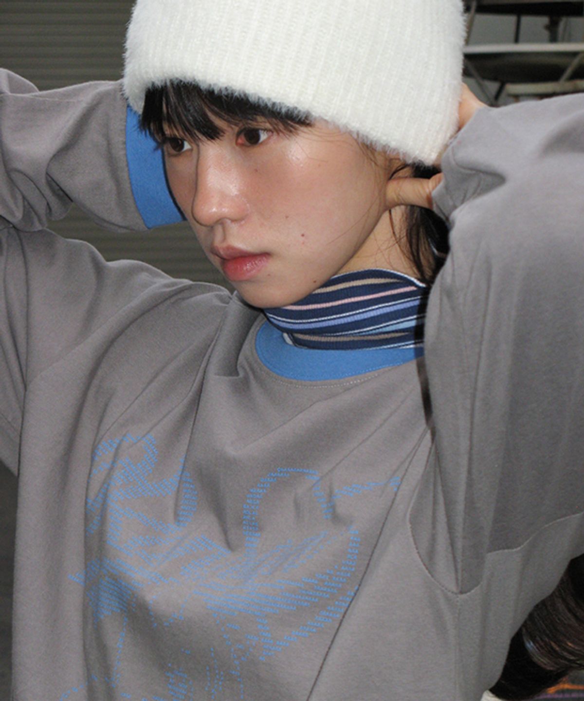 론론(RONRON) ALPHABET SKETCH CAT RINGER LONG SLEEVE CHARCOAL BLUE