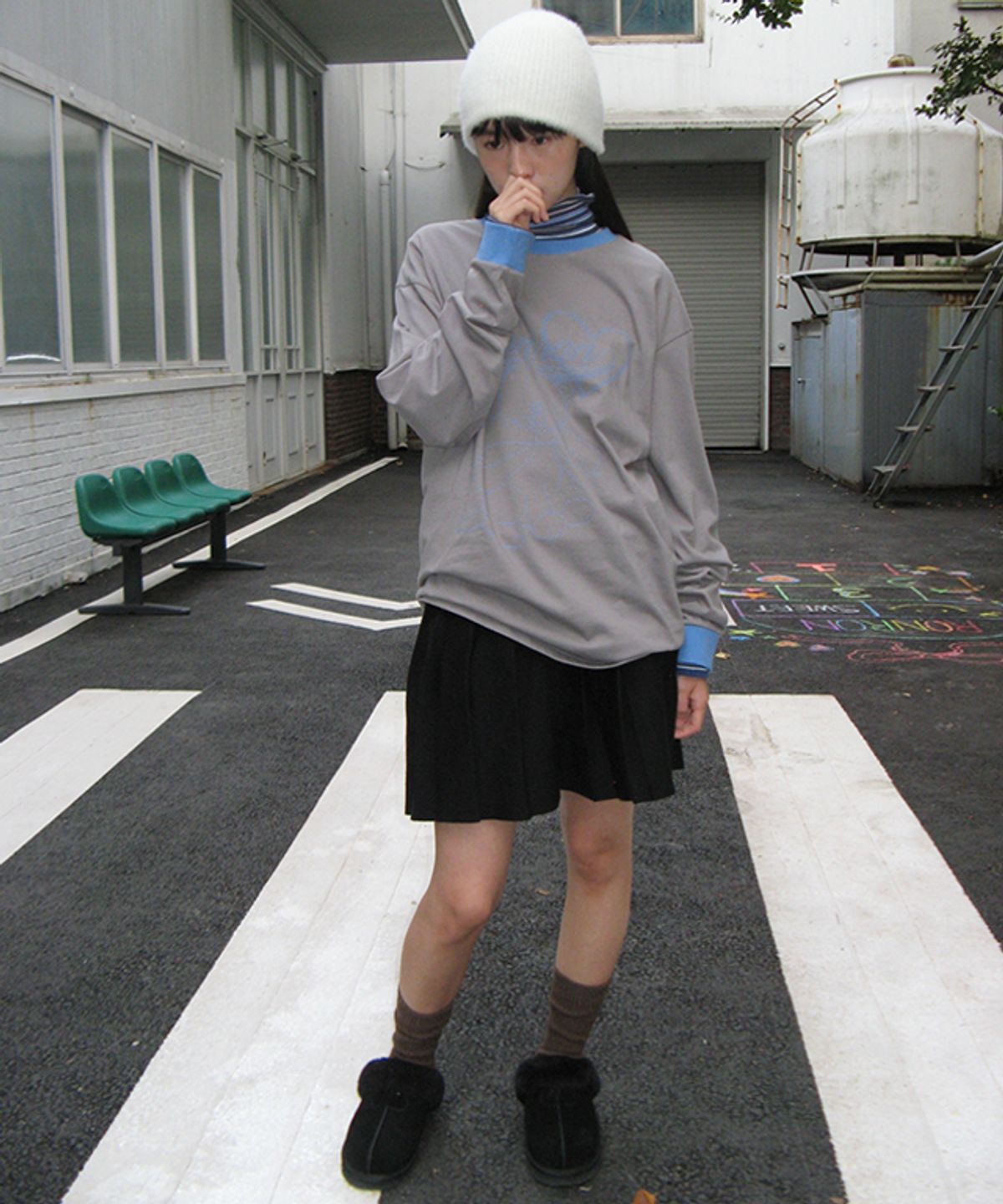 론론(RONRON) ALPHABET SKETCH CAT RINGER LONG SLEEVE CHARCOAL BLUE