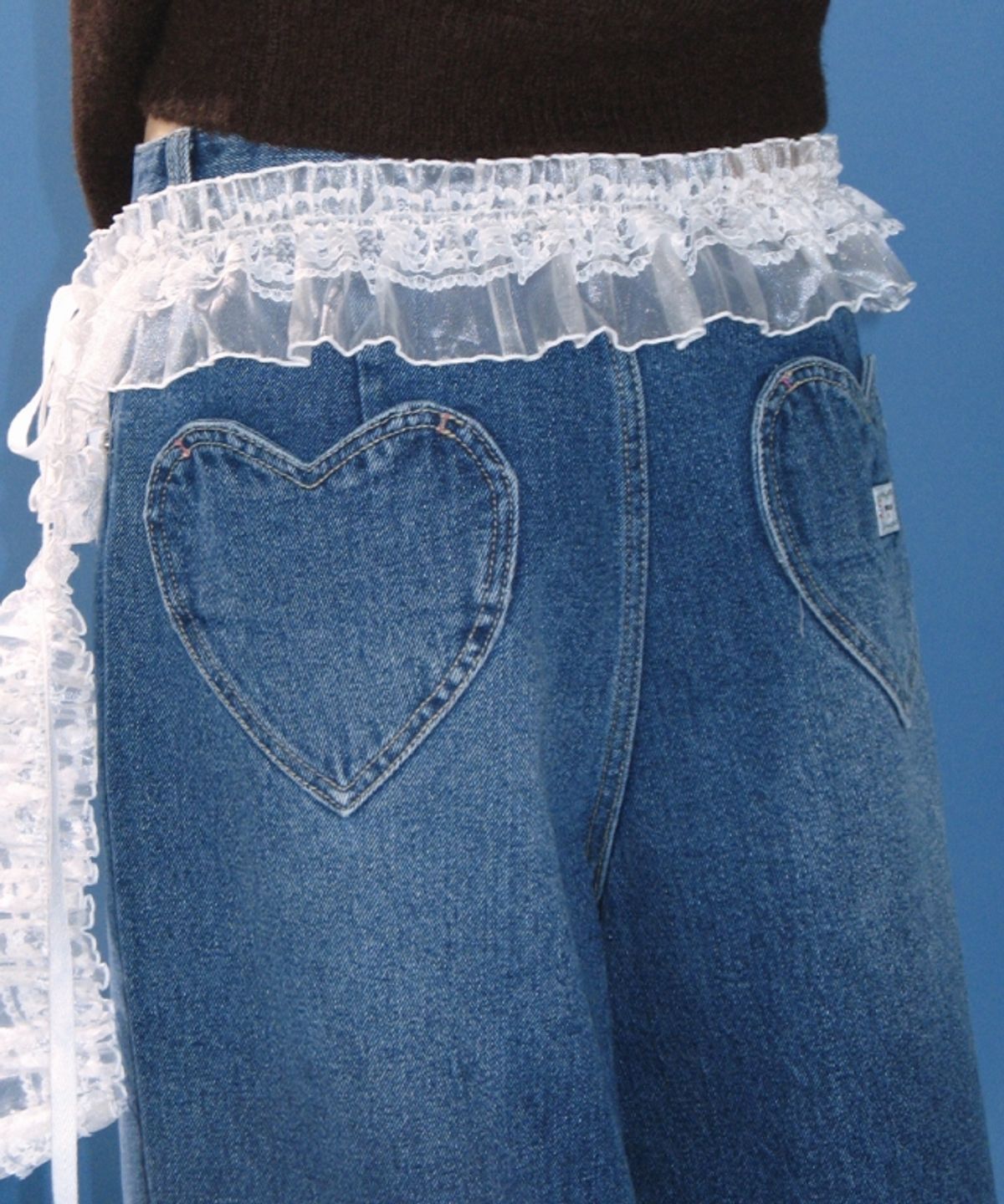 론론(RONRON) BACK HEART STITCH POCKET DENIM PANTS MEDIUM BLUE