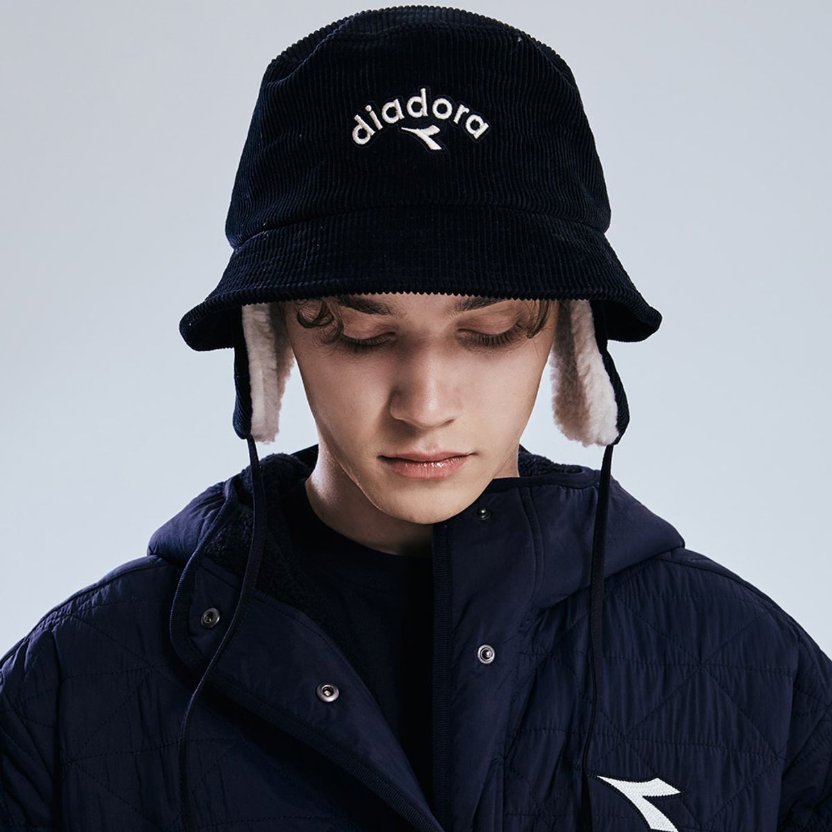 디아도라(diadora) 이어 플랫 버킷햇 BLACK
