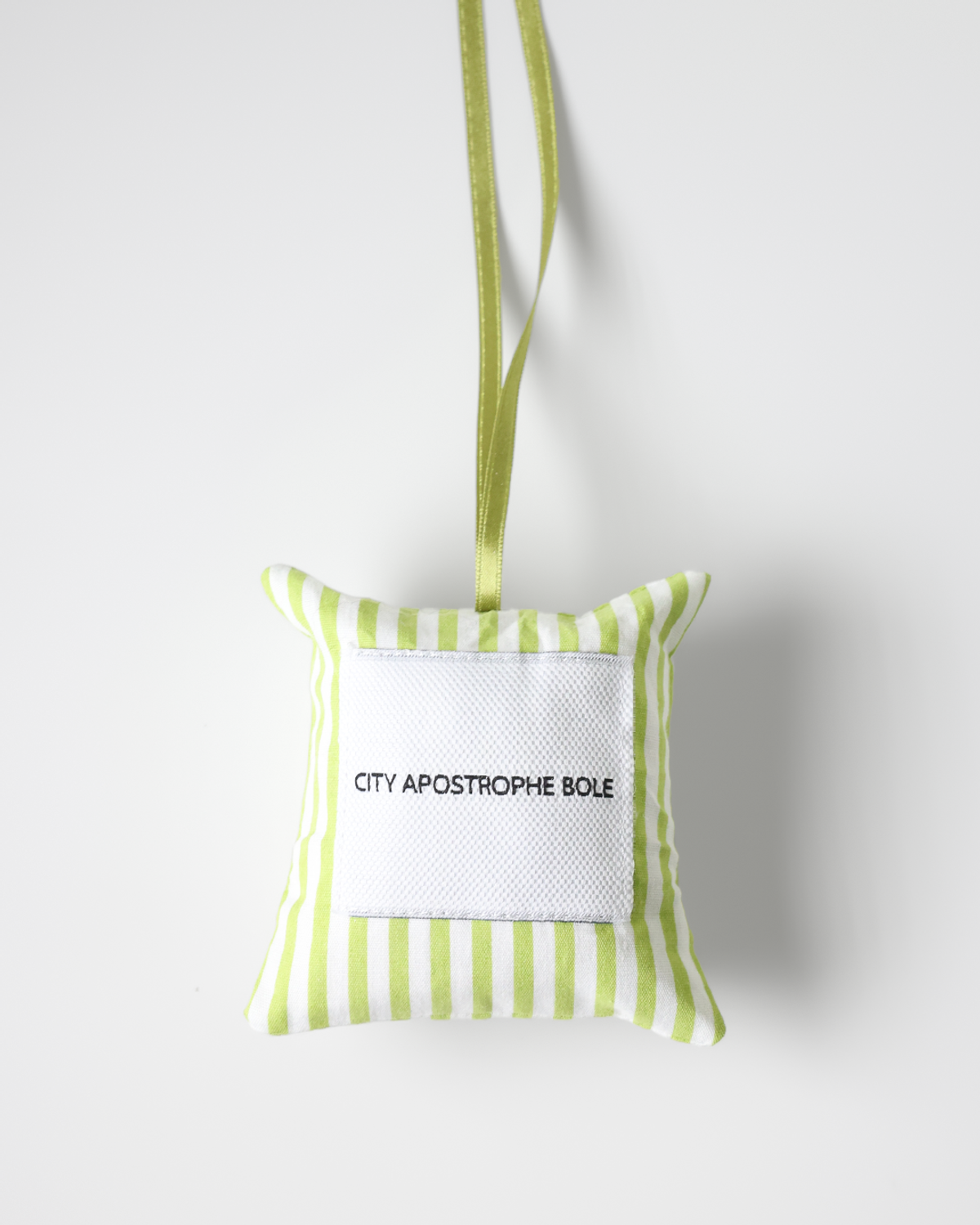 시티 아포스트로피 볼(CITYAPOSTROPHEBOLE) 춤추는 새싹 새콤달콤 청사과와 시더우드 리프레시 샤쉐