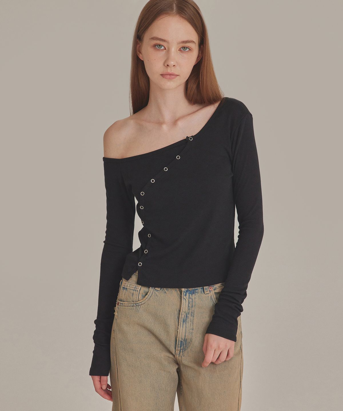 탑걸(TOPGIRL) CURVED METAL SNAP ONE SHOULDER TOP_T426TP121