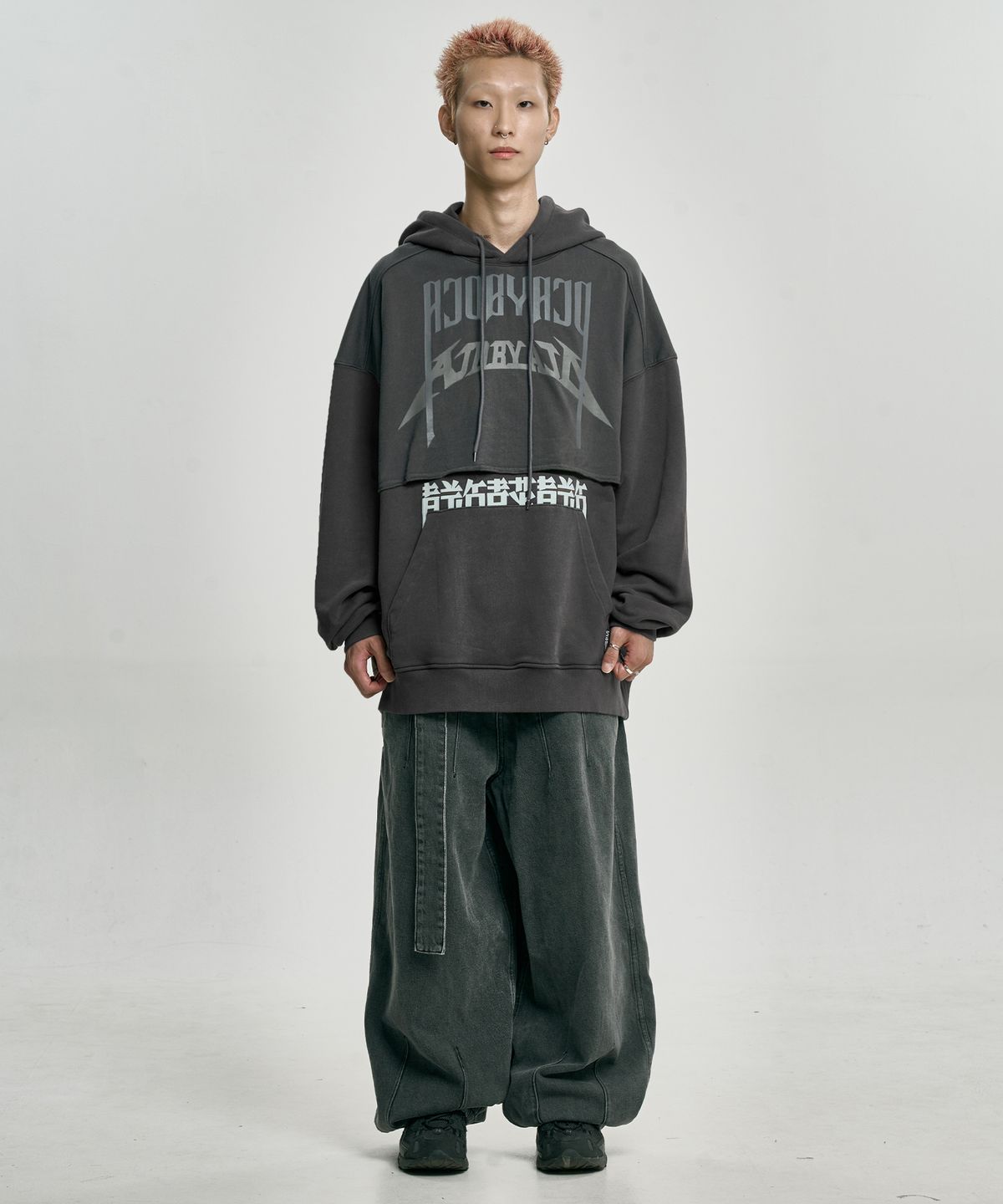 아조바이아조(AJOBYAJO) [PBA] Arch Logo Washed Layered Hoodie [CHARCOAL]