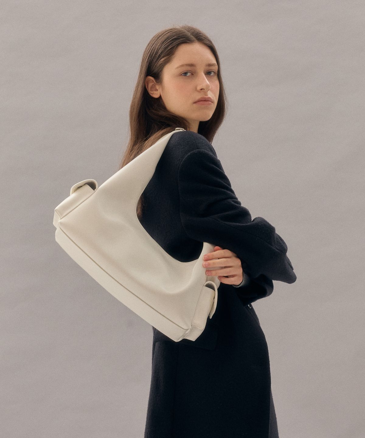 코이무이(KOIMOOI) Pocket Hobo Bag Medium (Ivory)