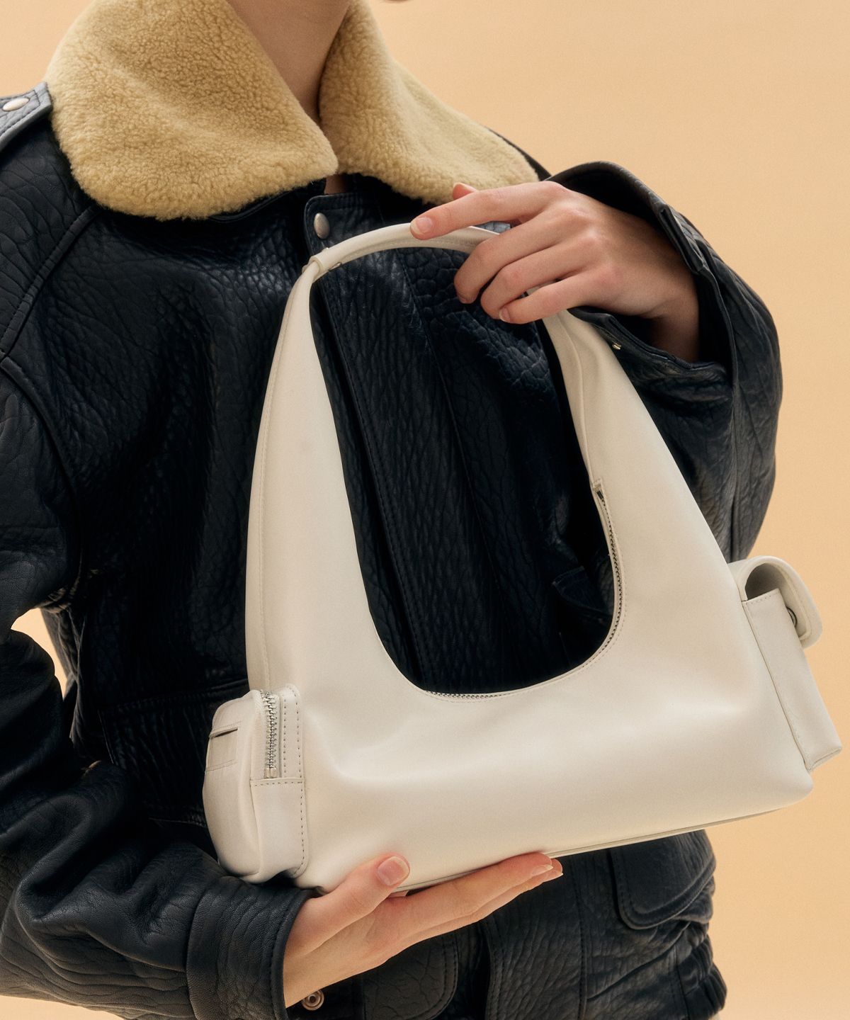 코이무이(KOIMOOI) Pocket Hobo Bag Small (Ivory)