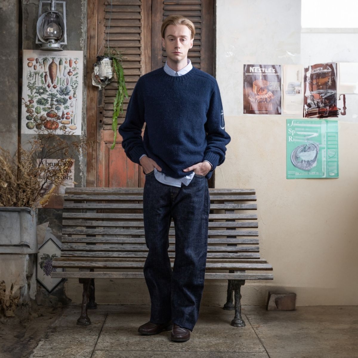 건지 울른스(Guernsey Woollens) 알파카 홀가먼트 크루넥 새들 스웨터 컬렉션