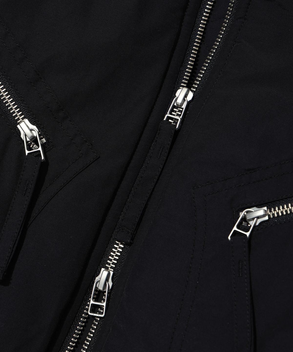 이에이(IEY) PANEL PADDED JUMPER Black