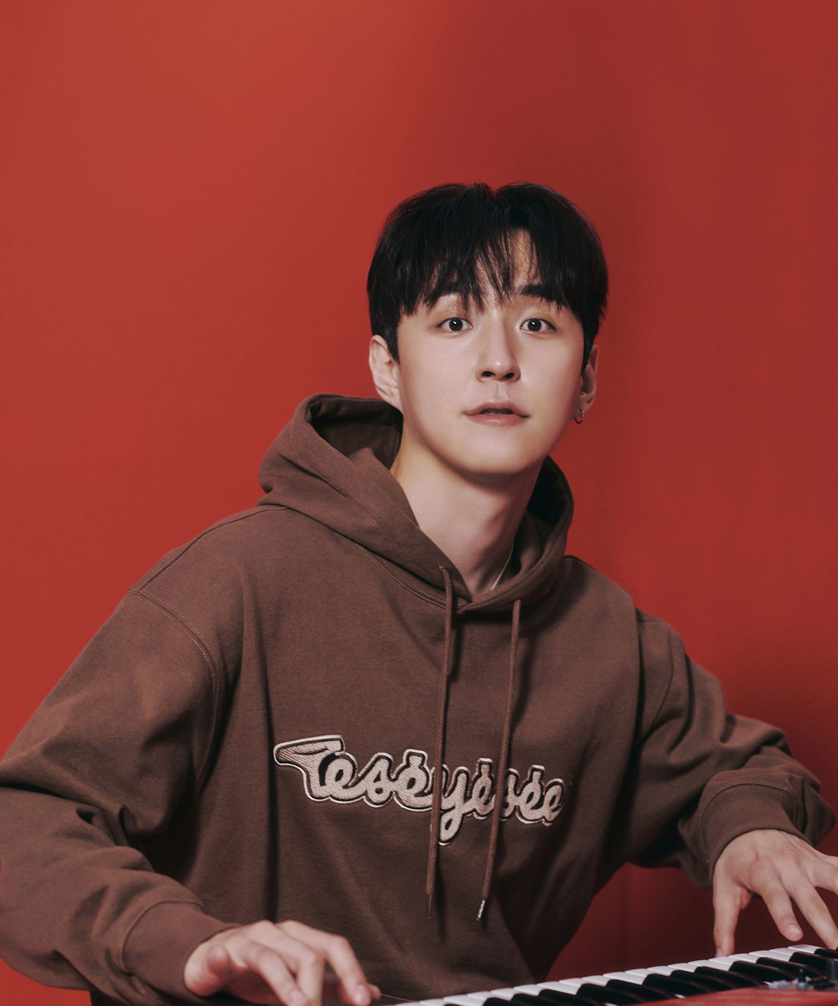 예스아이씨(YESEYESEE) WID x Y.E.S Trumpet Logo Hoodie Brown