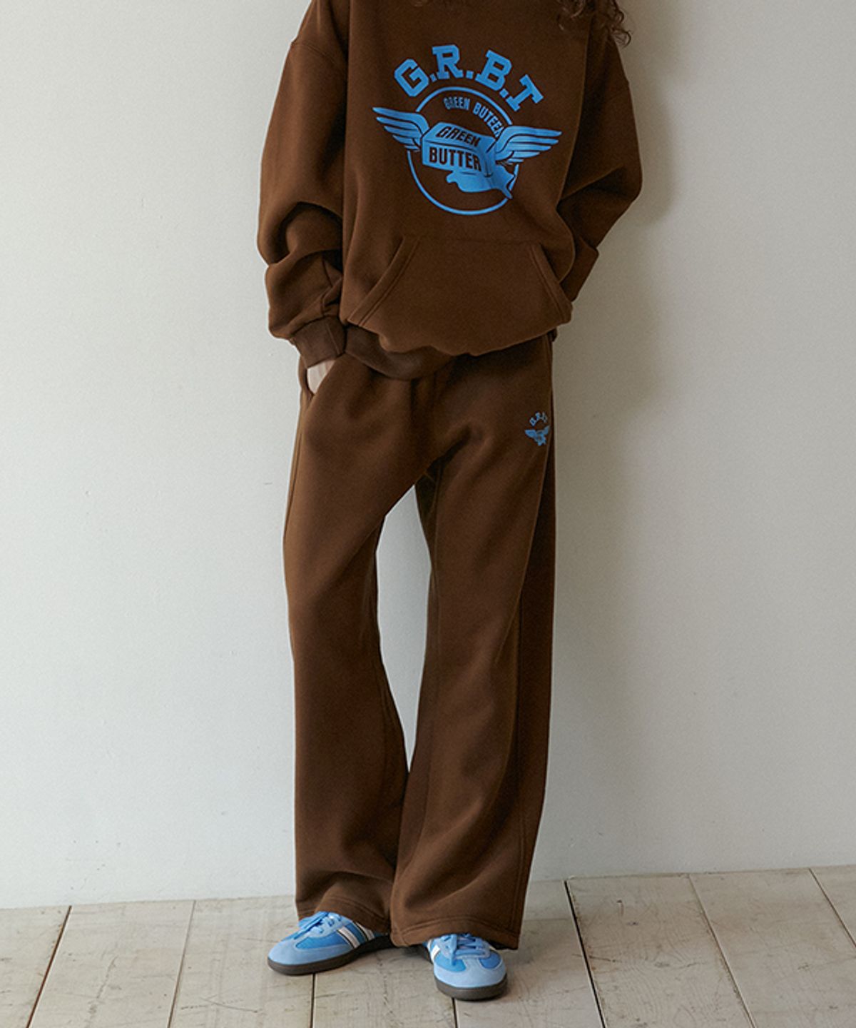 그린버터(GREENBUTTER) Butter Wing Fluff Sweat Pants (Brown)