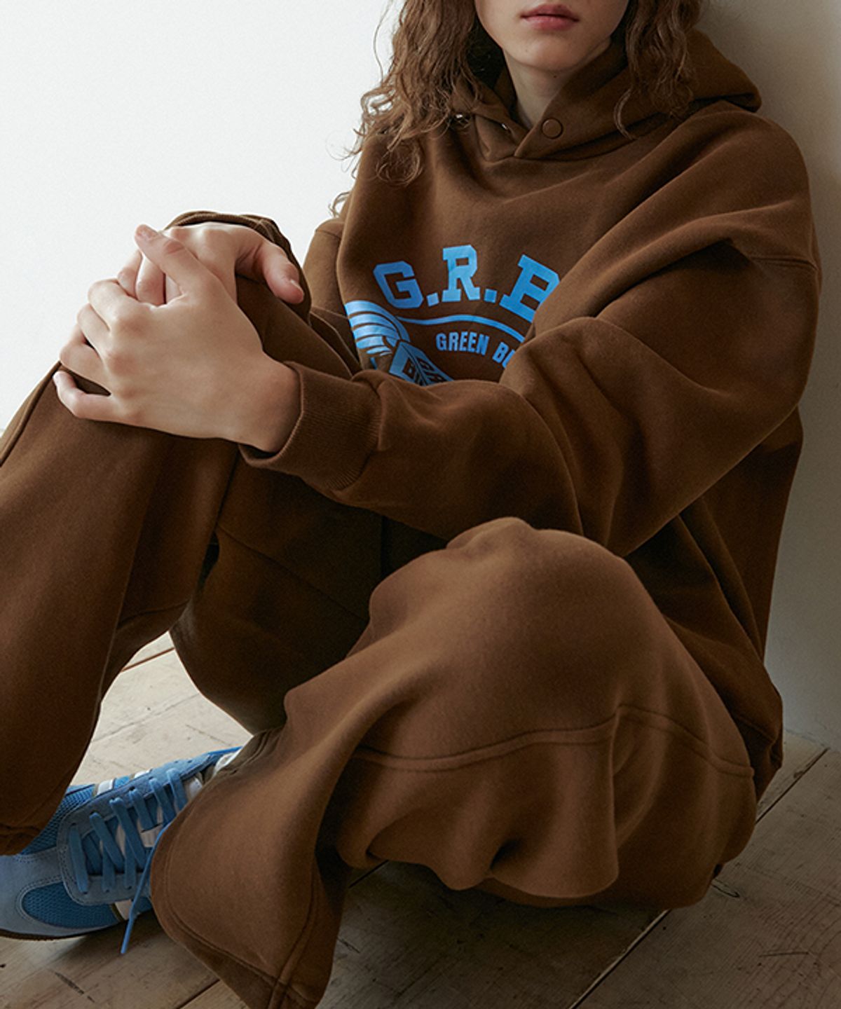 그린버터(GREENBUTTER) Butter Wing Fluff Sweat Pants (Brown)