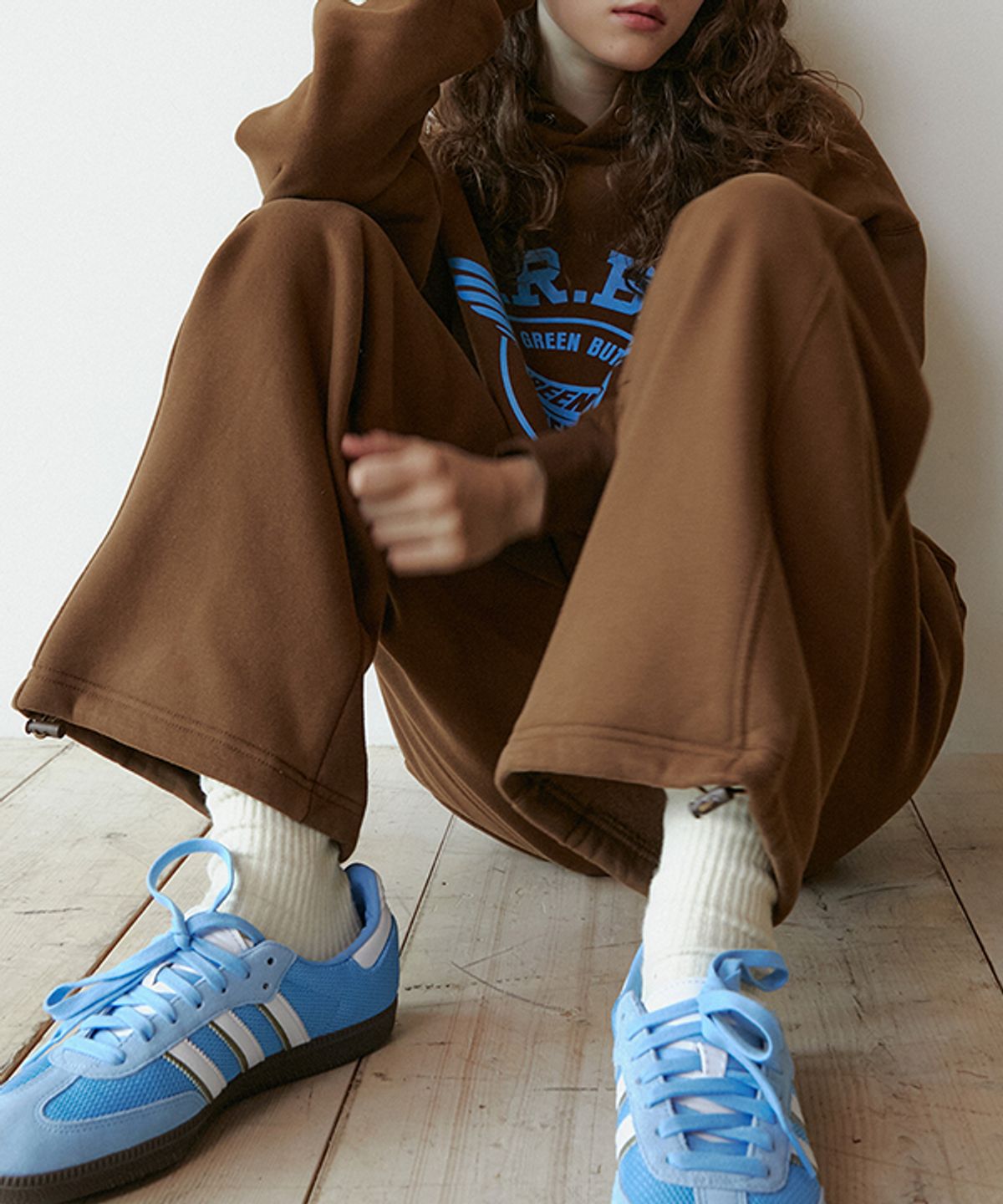 그린버터(GREENBUTTER) Butter Wing Fluff Sweat Pants (Brown)